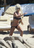 victoria_silvstedt_bikini_candids_beach_in_sardinia_8_8_2016_19.jpg
