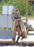 victoria_silvstedt_bikini_candids_beach_in_sardinia_8_8_2016_21.jpg