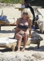 victoria_silvstedt_bikini_candids_beach_in_sardinia_8_8_2016_23.jpg