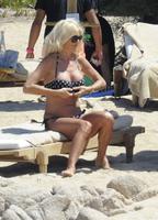 victoria_silvstedt_bikini_candids_beach_in_sardinia_8_8_2016_24.jpg