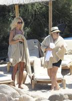 victoria_silvstedt_bikini_candids_beach_in_sardinia_8_8_2016_25.jpg