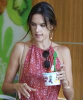 alessandra_ambrosio_at_whole_foods_market_in_brentwood_ca_8_30_2016_7.jpg