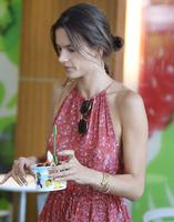alessandra_ambrosio_at_whole_foods_market_in_brentwood_ca_8_30_2016_8.jpg