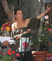 alessandra_ambrosio_lunches_in_west_hollywood_9_1_2016_11.jpg