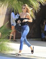rosie_huntington_whiteley_out_in_venice_8_30_2016_10.jpg
