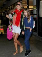 heidi_klum_travel_outfit_lax_8_21_2016_2.jpg