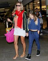 heidi_klum_travel_outfit_lax_8_21_2016_3.jpg