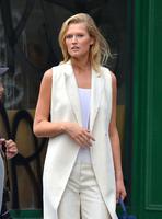 Toni_Garrn_out_and_about_in_Soho__01.jpg
