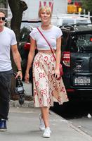 Karlie_Kloss_out_and_about_in_Soho__02.jpg