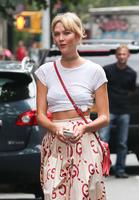 Karlie_Kloss_out_and_about_in_Soho__05.jpg