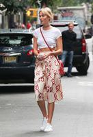 Karlie_Kloss_out_and_about_in_Soho__06.jpg