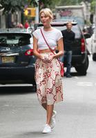 Karlie_Kloss_out_and_about_in_Soho__07.jpg