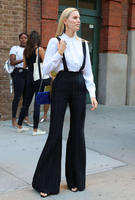 Karolina_Kurkova_out_on_the_streets_of_New_York_City__02.jpg