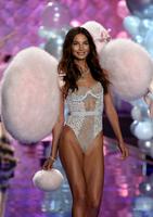 lily_aldridge_at_2014_victoria_s_secret_show_in_london_9.jpg