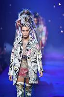 Bella_Hadid__Marc_Jacobs_Runway_Spring_2017_NYFW_Show__04.jpg