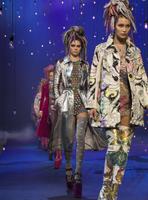 Kendall_Jenner__Marc_Jacobs_Runway_Spring_2017_NYFW_Show__02.jpg