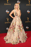 hbz_emmys_2016_kristen_bell.jpg