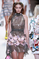 gigihadid220916BZNimage5.jpg