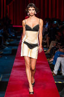 moschino11.cf90bda1770d93a9b5dbfeda4017fb05.jpg