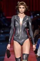 Taylor_Hill__Moschino_Show_2017_at_Milan_Fashion_Week__02.jpg
