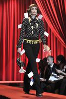 Taylor_Hill__Moschino_Show_2017_at_Milan_Fashion_Week__09.jpg