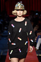 Rex_Moschino_5901971K.jpg