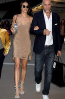 adriana_lima_arrives_at_versace_show_at_milan_fashion_week_09_23_2016_3.jpg