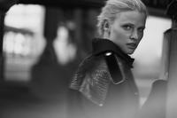vogue_netherlands_october_2016_lara_stone_elisa_hupkes_by_peter_lindbergh_04.jpg