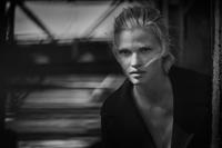 vogue_netherlands_october_2016_lara_stone_elisa_hupkes_by_peter_lindbergh_08.jpg