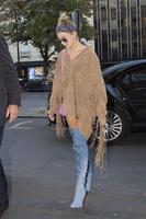 hailey_baldwin_out_shopping_in_paris_10_03_2016_3.jpg