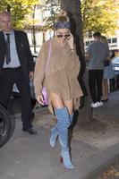 hailey_baldwin_out_shopping_in_paris_10_03_2016_8.jpg
