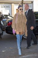 hailey_baldwin_out_shopping_in_paris_10_03_2016_11.jpg