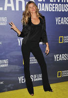Gisele_Bundchen__National_Geographics_Years_Of_Living_Dangerously_Premiere__14.jpg