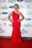 1024x1536_aff99c10c1e1alfombra_roja_gala_starlite_2016_karolina_kurkova_13017349_1_esl_es_karolina_kurkova_jpg.jpg