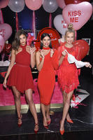lingerie_valentines_day_2017_angels_gift_picks_5th_avenue_event_2_victoria_secret_hi_res.jpg