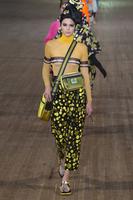 59ba07a5220b5_KendallJenneratMarcJacobsSpring2018RTWNYFW1.bc0fbec219cdf114a43625a815bb6ce6.jpg