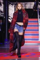 hilfiger_spring_2018_rtw_slide_7EGR_superJumbo.jpg