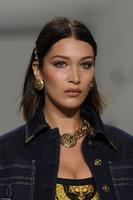 4499611B00000578_4910980_Ready_for_her_close_up_Bella_framed_her_striking_green_eyes_with_a_116_1506102746869.jpg