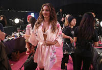 Rex_Victorias_Secret_Fashion_Show_hair_and_ma_9229362AF.e25ff9e5760f92ab0da14f6fe1e11ac1.jpg