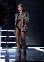 sarasampaio_victoriassecretfashionshow2017_58.389627454ce77aaa0bc0a8d8f01bfb0e.jpg