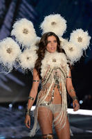sarasampaio_victoriassecretfashionshow2017_19.eba6541bc65fa0b1cc112570e5933c7d.jpg
