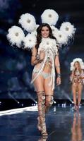 sarasampaio_victoriassecretfashionshow2017_30.bbeb79e2938454c21cf1220ebe8b0ddf.jpg
