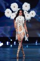 sarasampaio_victoriassecretfashionshow2017_41.112780ad5f7942778f0762288e96f25b.jpg