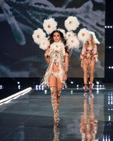 sarasampaio_victoriassecretfashionshow2017_45.61c79e6e99ba008c64246526a3d41db2.jpg