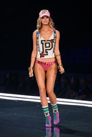 nadineleopold_victoriassecretfashionshow2017_22.6255965ebf3c9f294673a2b1c111a9b7.jpg