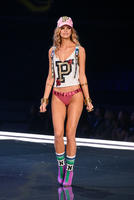 nadineleopold_victoriassecretfashionshow2017_23.771d0a5cc2bc301991b4d7f46f6701f5.jpg