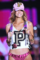 nadineleopold_victoriassecretfashionshow2017_28.b8cafa2d186c5dcda264bcbe78d7b247.jpg