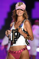 nadineleopold_victoriassecretfashionshow2017_31.20c06d212232f67c8ad7a18ca6667fed.jpg