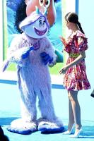 82766850_zendaya_2018_09_22_smallfootpremierela_041.jpg