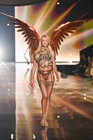 candice_swanepoel_walks_runway_victorias_113536156.jpg